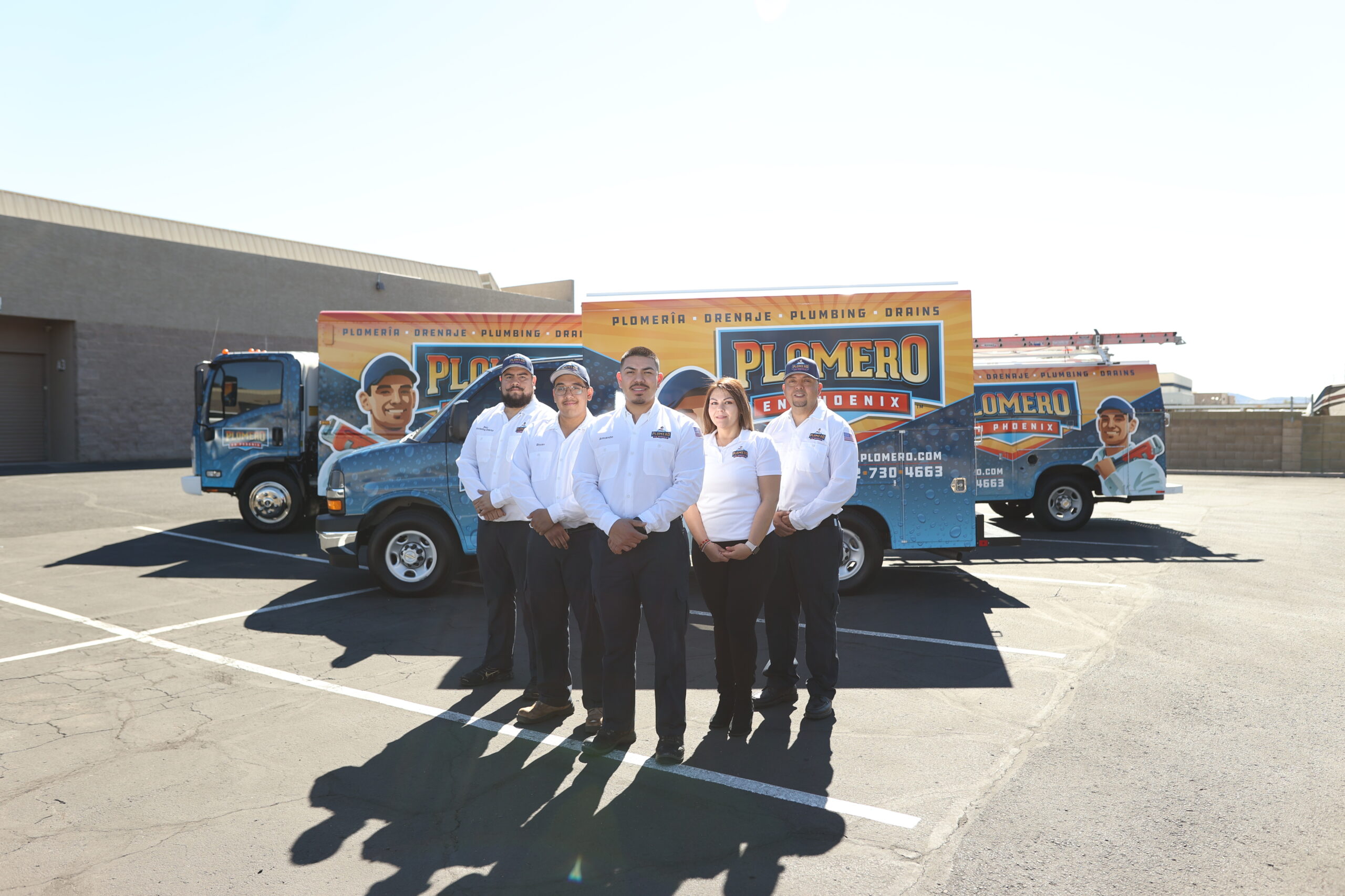 Equipo de Plomero en Phoenix frente a un camión de plomería, listos para brindar servicios confiables a la comunidad hispana.