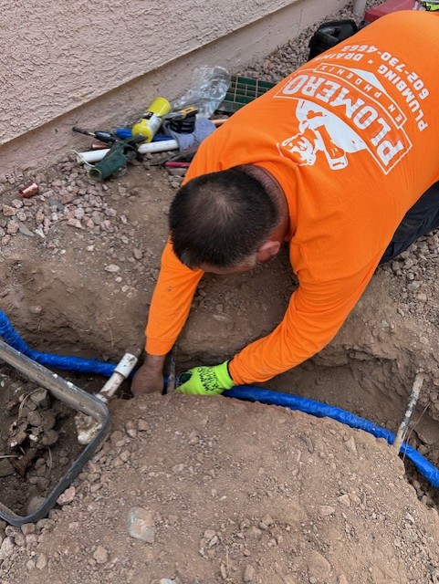 Plomero en Phoenix reparando tubería subterránea de agua